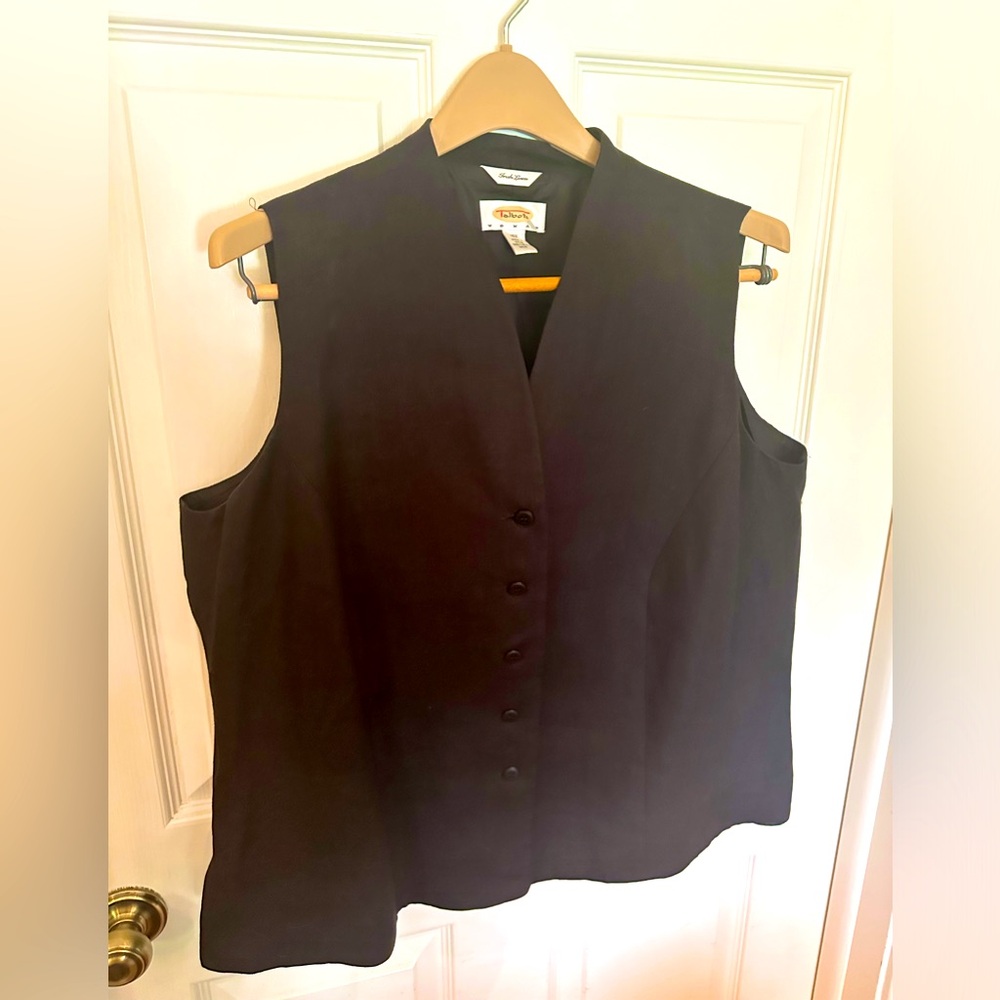 beautiful and classic Talbots Woman Linen shorts set. Size 16 Black